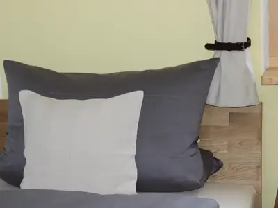 Schlafzimmer Galeriewohnung Wiesengrund mit Blick in den Garten