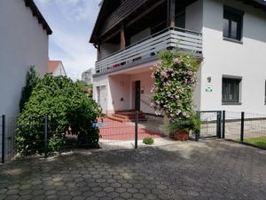 Eingang zur Ferienwohnung "Marie" mit Parkplatz