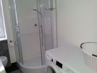 Bad/Dusche. Duschbad mit Waschmaschine und Trockner