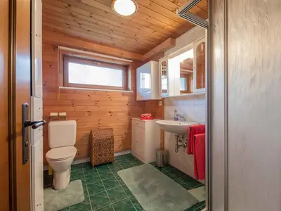 Bad mit Dusche und WC