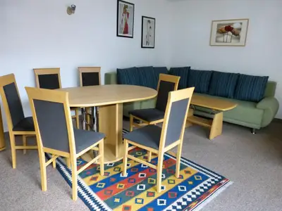 Tisch und Couch im Wohnzimmer