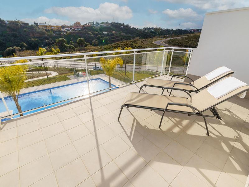 Große überdachte Terrasse zum Entspannen mit Blick auf den Pool