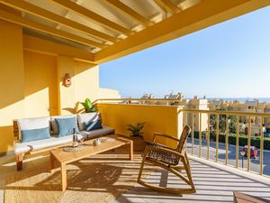 Schöne überdachte Terrasse mit Meerblick