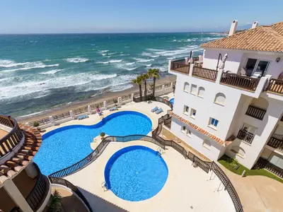 Direkter Strandzugang vom Pool aus