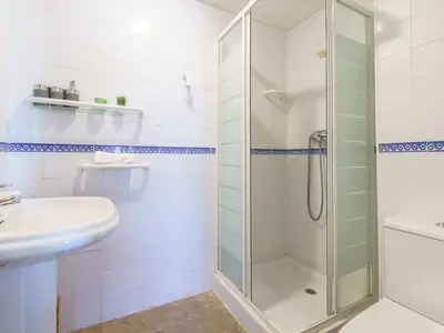 Zweites Badezimmer mit Dusche