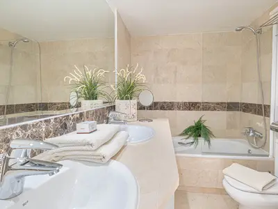 Badezimmer mit Dusche