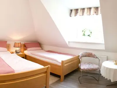 Schlafzimmer 1.jpg