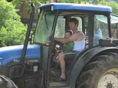 mit  Bauer Peter auf dem Traktor