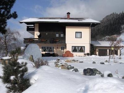 Außenansicht des Gebäudes. Landhaus im Winter