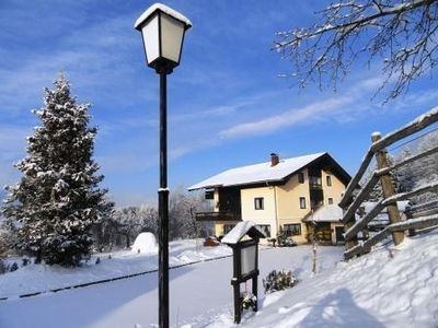 Außenansicht des Gebäudes. Landhaus im Winter