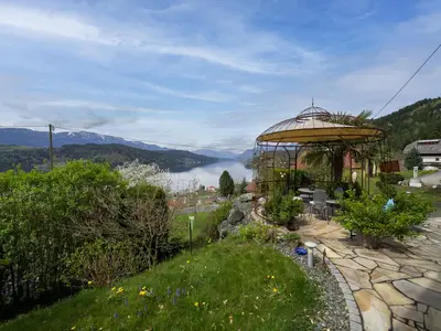 Blick vom Haus auf den See