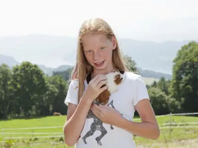 Anna und das Meerschweinchen kuscheln