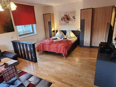Großes Wohnzimmer mit französischem Doppelbett