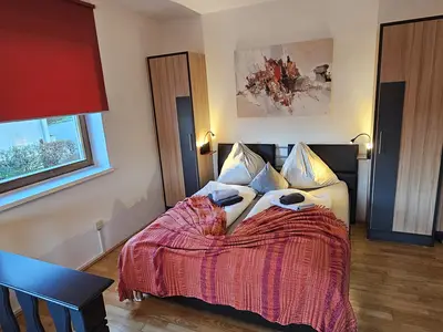 Großes Wohnzimmer mit französischem Doppelbett