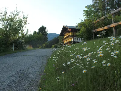 Hauszufahrt bei Abendstimmung