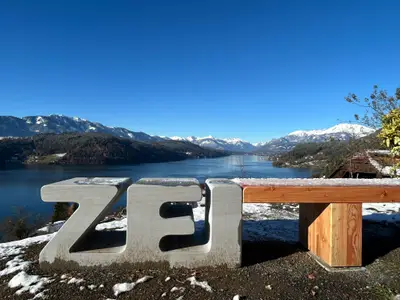 ZEITBank mit Blick auf den See