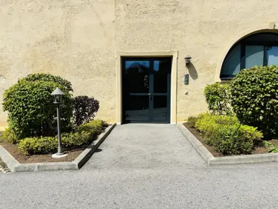 Eingang an der Zufahrt / links Parkplatz Top 6