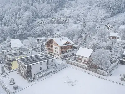 Hotelgelände Winter