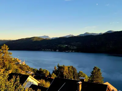 Blick aufs Südufer und zur Villacher Alpe