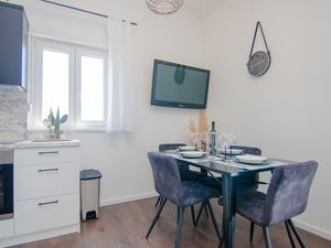 23934260-Ferienwohnung-4-Milovčići-300x225-5