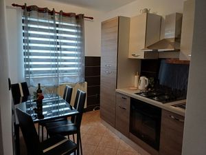 24027780-Ferienwohnung-4-Milovčići-300x225-3