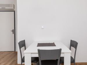 18323489-Ferienwohnung-3-Mimice-300x225-4