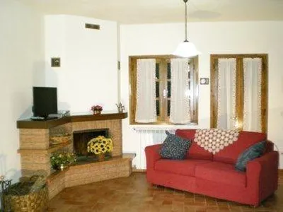 Wohnzimmer mit Kamin und Schlafsofa