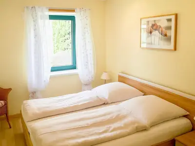 Schlafzimmer mit Doppelbett