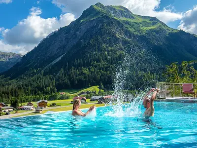 2018_Sommer_Aussenpool_mit_Menschen (20) 2018_Sommer_Aussenpool_mit_Menschen (20)