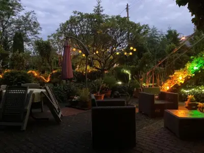 Freisitz im Garten am Abend