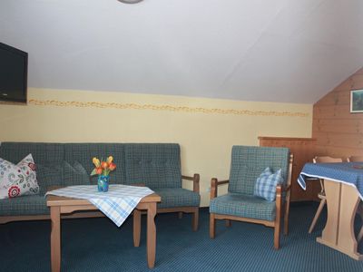 Wohnzimmer mit Sitz- und Essecke