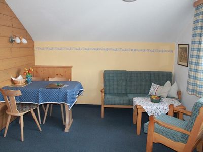 Wohn- Schlafzimmer mit Sitz- und Essecke