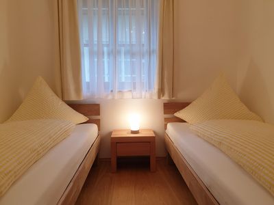 Schlafzimmer mit getrennten Betten