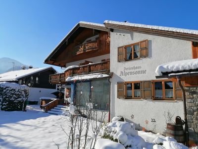 Hausansicht Winter mit Garten