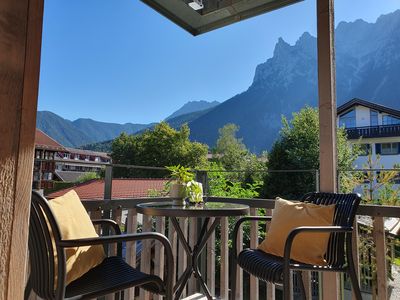 sonniger Balkon mit Blick auf das Karwendel