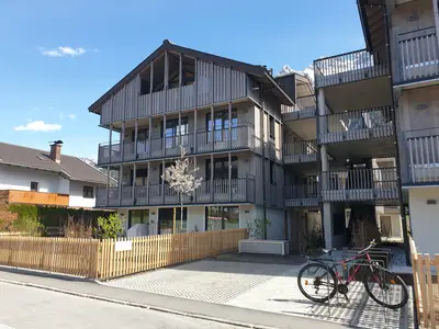 Ökologischer Holzbau mit Fahrradstellplätzen