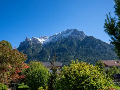 Garten mit Blick aufs Karwendelmassiv
