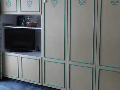 Schrankwand mit Fernseher im Wohn-Schlafzimmer