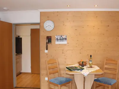 Essecke im Wohn-Schlafzimmer mit Blick in die Küch