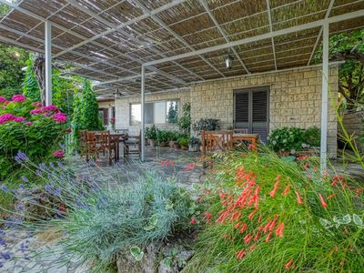 Terrasse. Terrasse vor dem Haus