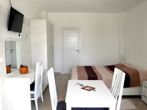 24057241-Ferienwohnung-2-Mlini-300x225-5