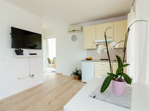 24057884-Ferienwohnung-4-Mlini-300x225-3