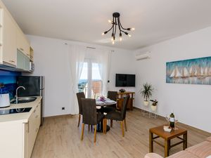 24057962-Ferienwohnung-2-Mlini-300x225-4