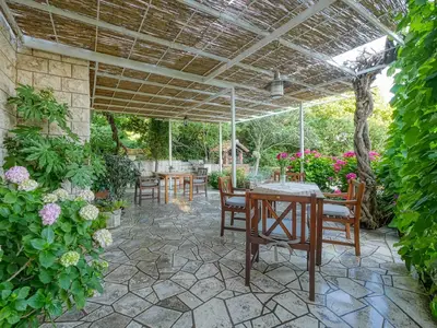 Terrasse. Terrasse vor dem Haus