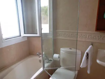 Bad unten mit Wanne
