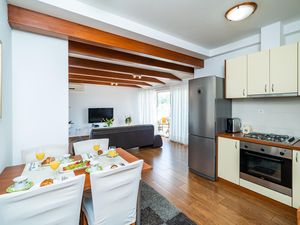 23761305-Ferienwohnung-4-Mokošica-300x225-5