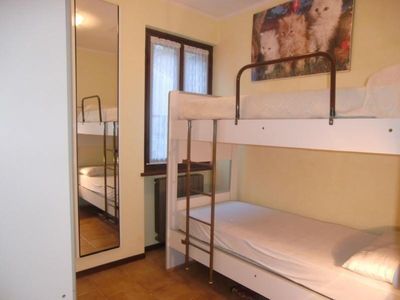 Schlafzimmer mit Stockbett und Kleiderschrank