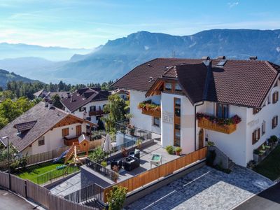 Außenansicht des Gebäudes. Ansicht Haus Richtung Süden ins Etschtal