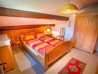 Schlafzimmer mit Doppelbett