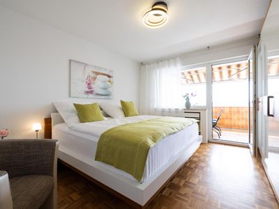 Schlafzimmer mit eigenem Zugang zum Balkon